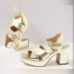 **NWT** Seychelles Gold Platform Sandals